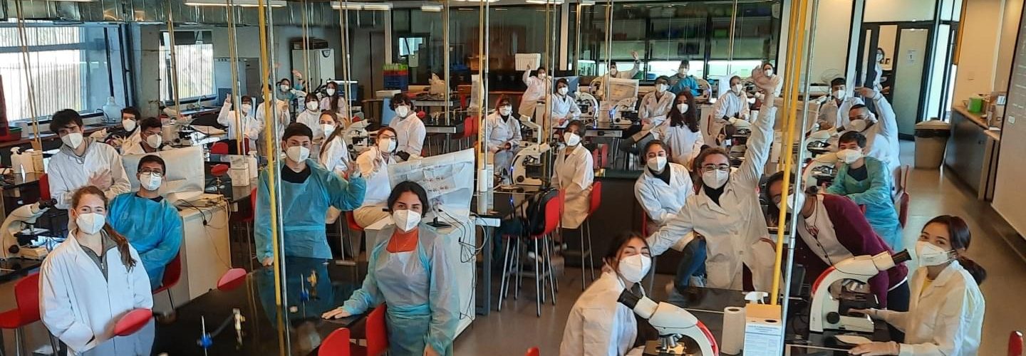 Estudiantes de Medicina Veterinaria en un laboratorio